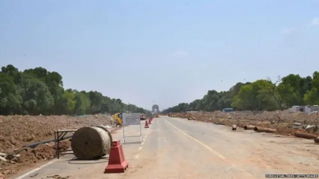 రాజ్‌పథ్ రోడ్డులో నిర్మాణ పనులు