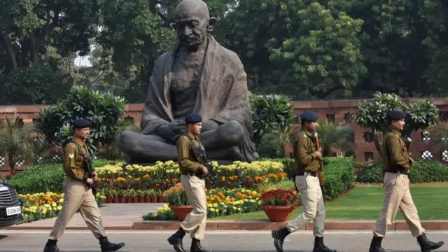 Tượng Mahatma Gandhi tại Nhà Quốc hội Ấn độ ở New Delhi.