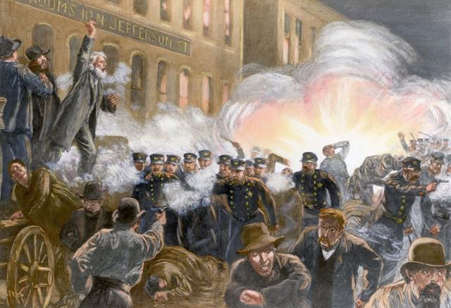 Illustration montrant l'explosion d'une bombe lors des manifestations de Haymarket le 4 mai 1886 à Chicago, États-Unis. Gravure sur bois colorée de T de Thulstrup d'après H Jeanneret. (Bettmann via Getty Images)