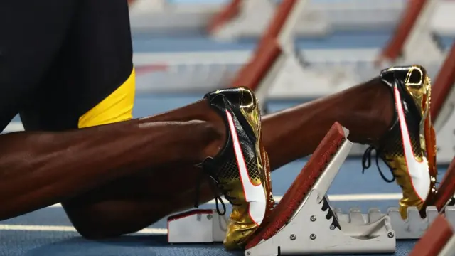 Las zapatillas de Usain Bolt en el momento de estar colocado en tacos antes de la salida