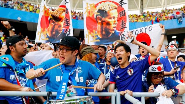 Torcedores japoneses festejam na arquibancada no jogo contra a Colômbia