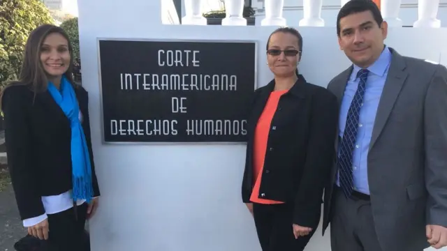 Linda Loaiza en compañía de su hermana, Ana Secilia y de su abogado, Juan Bernardo Delgado. (Foto cortesía de CEJIL)