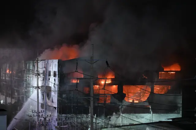 ไ﻿ฟโหมไหม้นานหลายชั่วโมง