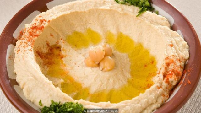 Humus é servidojogo mais facil de ganhar na blazeuma tigela vermelha com uma borda levantada