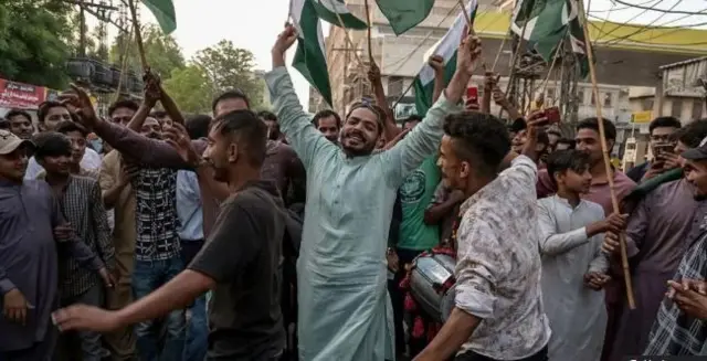 সিন্ধ প্রদেশের হায়দরাবাদে যুদ্ধবিরতির খবর উদযাপন করছেন পাকিস্তানিরা