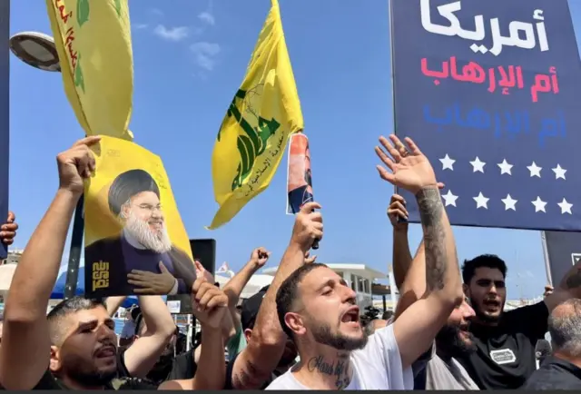 هواداران حزب‌الله در شهر صور