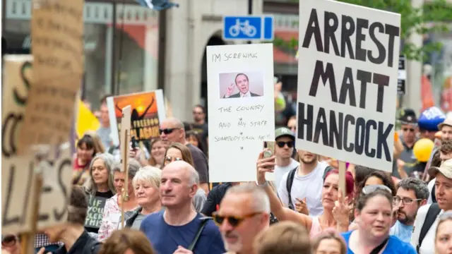 লকডাউন বিরোধী বিক্ষোভে ম্যাট হ্যানককের বিরুদ্ধে ব্যবস্থা গ্রহণের জোর দাবি উঠে