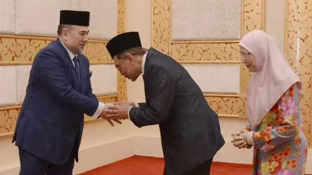 Yang di-pertuan Agong Sultan Muhammad V dan Anwar Ibrahim