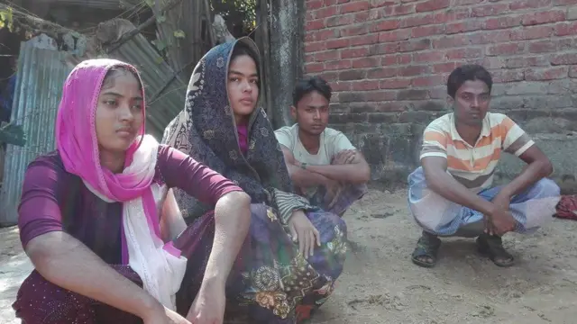 বিশে নভেম্বর রাতে মংডু থেকে পালিয়ে বাংলাদেশের টেকনাফে আশ্রয় নেন এরা।