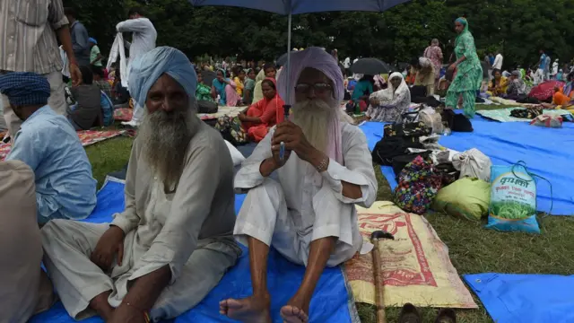 রাম রহিম সিং-এর বিরুদ্ধে ধর্ষণ মামলার রায় শোনার অপেক্ষায় তার ভক্তরা। অগাস্ট ২৪, ২০১৭