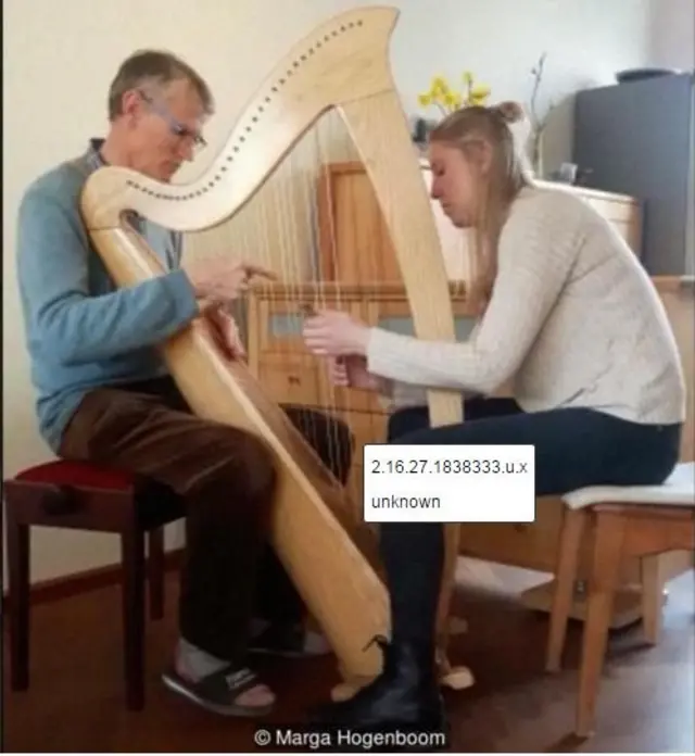 Piet tocando un arpa. Foto: Marta Hogenboom.