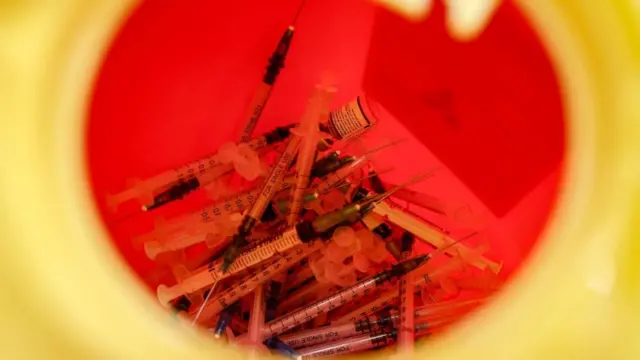 jeringuillas de vacunas contra el covid en un contenedor en España