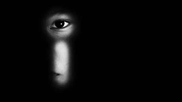 Rostro de un niño en sobras.