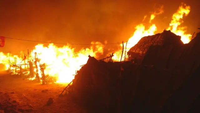 కాలిపోతున్న గుడెసెలు