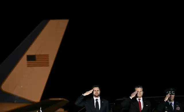 O vice-presidente dos EUA, JD Vance, o secretário de Defesa, Pete Hegseth, e o chefe do Estado-Maior Conjunto, Dan Caine, prestam continência