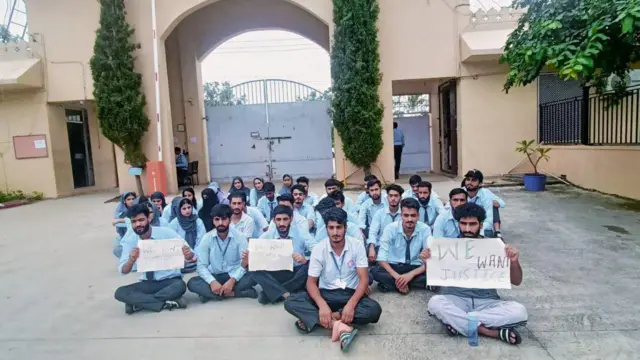 स्टूडेंट्स का कहना है कि उनकी डिग्री अवैध ठहर सकती है, इसलिए उकना भविष्य दांव पर लगा हुआ है