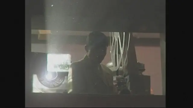 د اریانا سېنما کارمن د فلم ښودلو پروجیکټر څنګ ته