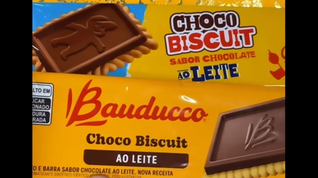 Embalagens de biscoito com cobertura sabor chocolate ao leite