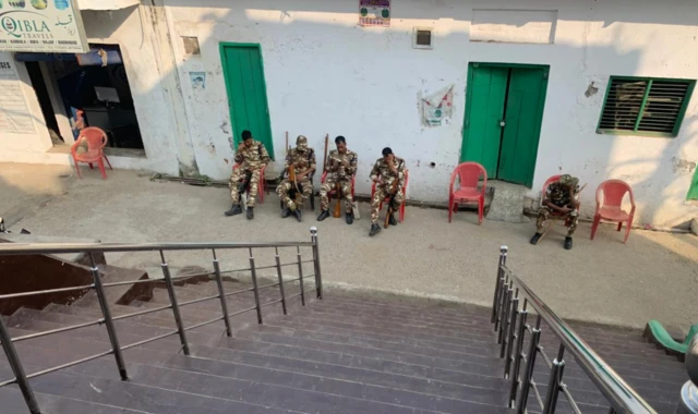 संभल की जामा मस्जिद के बाहर तैनात पुलिसकर्मी