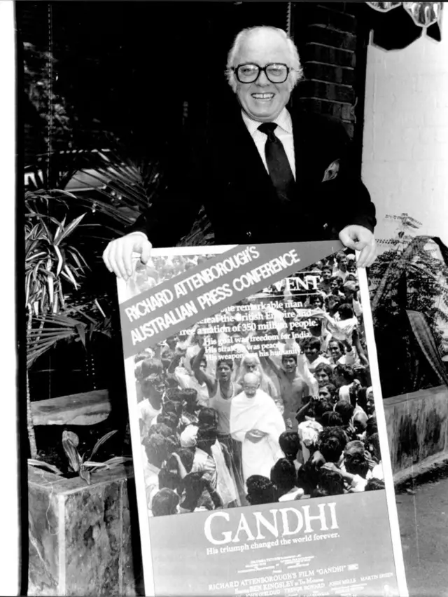 ગાંધી ફિલ્મની સફળતા બાદ ફિલ્મના પોસ્ટર સાથે ડાયરેક્ટર રિચર્ડ