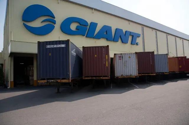 巨大自行車位於台灣台中總部工廠的貨櫃。該公司是全球領先的自行車製造商,不僅生產自有品牌,也為其他自行車公司代工