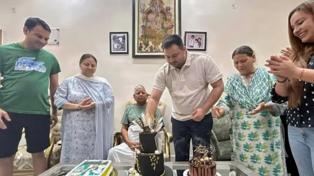 तेजस्वी यादव के जन्मदिन के मौक़े पर लालू परिवार