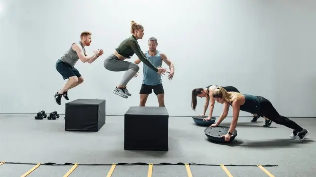 Clase en un gimnasio.