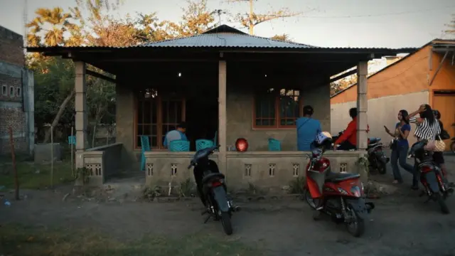 Ular barcha teshiklarda sikishadi va bir necha marta shimilishadi