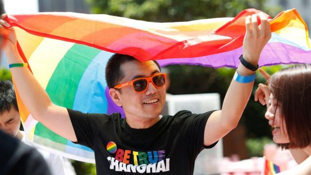 гей с флагом ЛГБТ в Китае