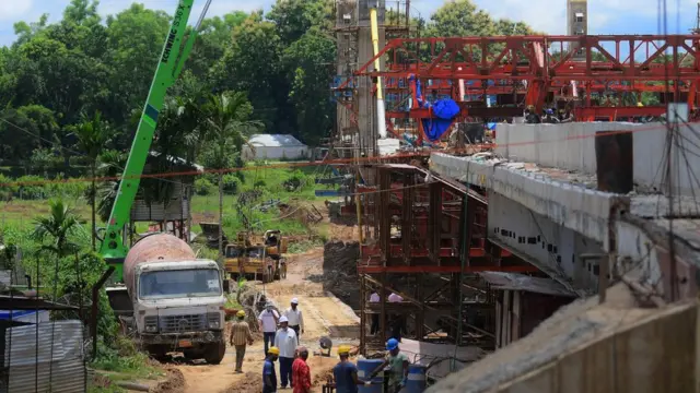 ফেনী নদীর ওপর এই সেতুটি প্রায় দুই কিলোমিটার লম্বা