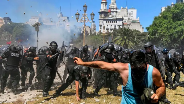 Protestos nas ruas por causa da reforma