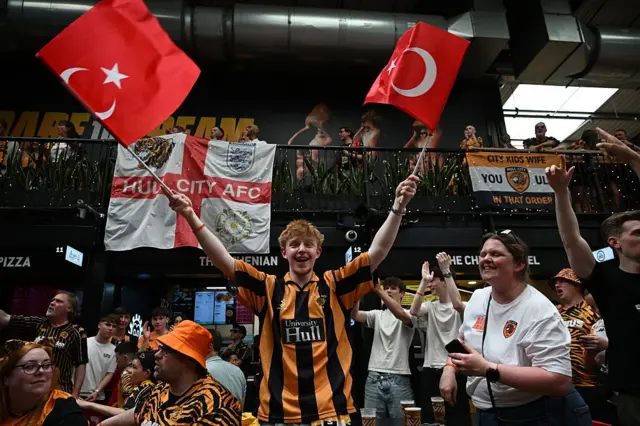 Türk bayrakları sallayan bir Hull City taraftarı