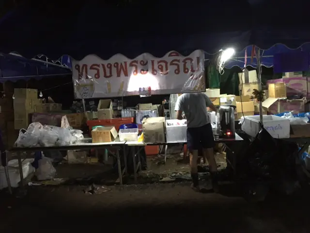 เต๊นท์มีป้ายทรงพระเจริญ