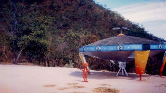 Discoporto de Barra do Garças, em Mato Grosso - uma escultura simulando uma espaçonave com um boneco representando um ET na cor laranja