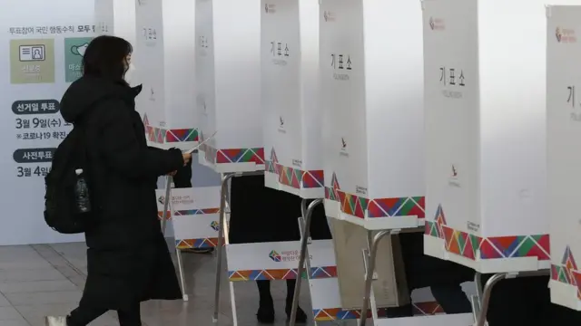 제20대 대통령선거 사전투표일인 5일 서울역 대합실에 마련된 남영동 사전투표소에서 투표하는 시민들