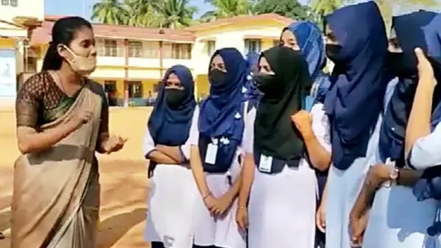 शिक्षिका आणि विद्यार्थी 