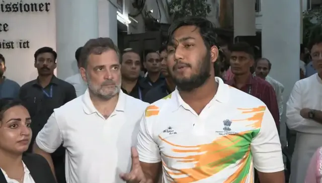 साहिल लोचब के साथ राहुल गांधी