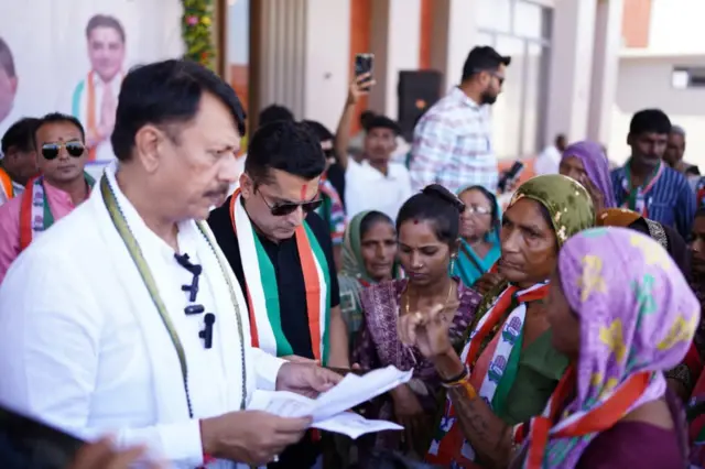 યાત્રા દરમિયાન મહિલા ખેડૂતોને સાંભળી રહેલા પ્રદેશ કૉંગ્રેસ પ્રમુખ અમિત ચાવડા અને ધારાસભ્ય વિમલ ચુડાસમા 