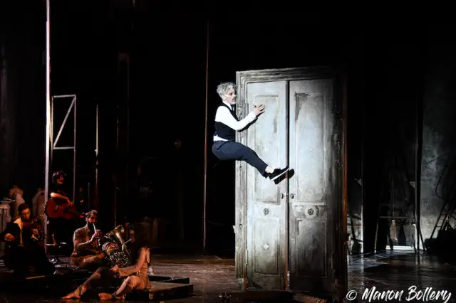 «اتاق» به کارگردانی جیمز تی‌یره، نمایش با ترکیبی از موسیقی زنده و رقص و پانتومیم، جشنواره ادینبورگ، اوت ۲۰۲۲