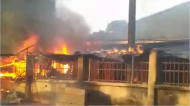Izombe market dey burn