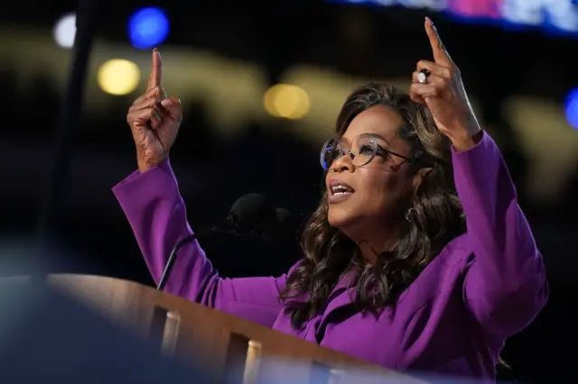 Tối 21/8 (giờ Mỹ), nữ hoàng truyền thông Oprah Winfrey bất ngờ xuất hiện tại DNC.