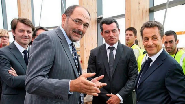 Detour iyo madaxweynihii hore ee Faransiiska President Nicolas Sarkozy. Sannadka waa 2011