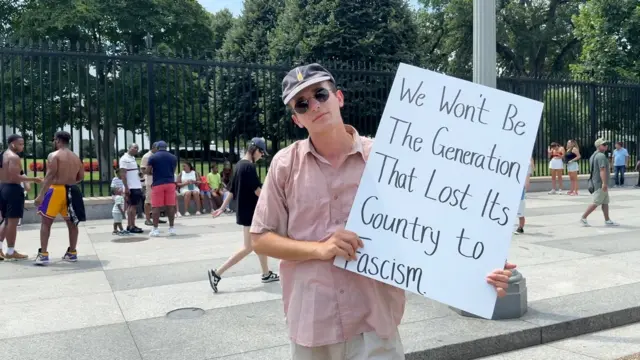 Вашингтондаги Оқ уй қаршисида фашизмга қарши намойиш қилаётган америкалик.