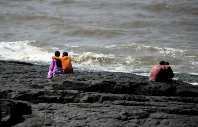 সমালোচকদের অনেকেই জনসমক্ষে অন্তরঙ্গ মুহূর্ত ভাগ করে নেওয়ার যৌক্তিকতা নিয়ে প্রশ্ন তুলেছেন-প্রতীকী ছবি। 