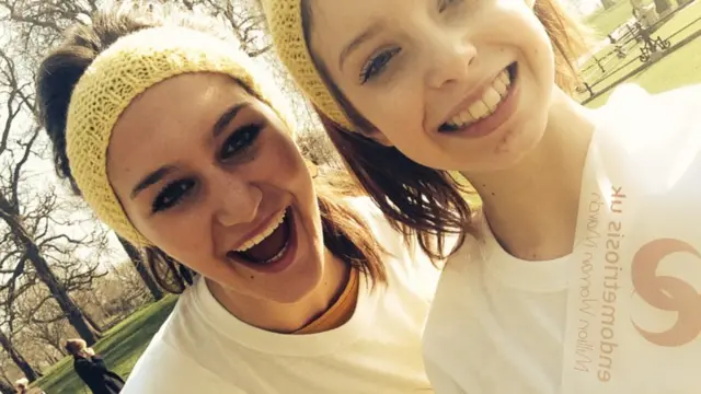 أليس سميث (يسار) مصابة بداء انتباذ بطانة الرحم