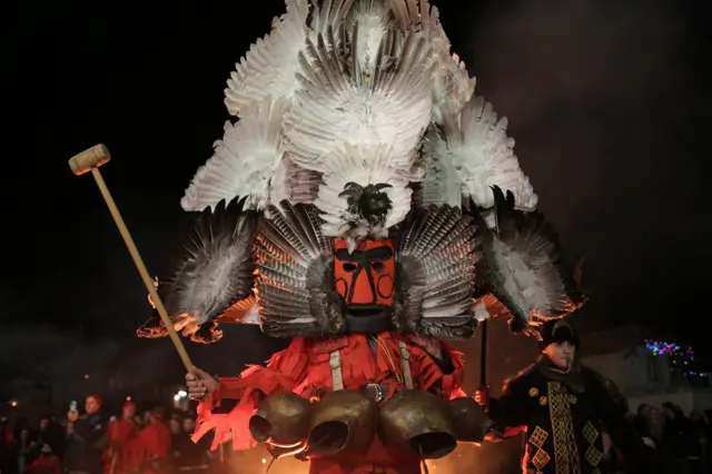 Iste večeri, Surva se obeležava i u susednom selu Košarevo. Očigledna je razlika u tradiciji izrade kostima: survakarski kostimi Košareva uvek su crvene boje dok maske, koje mogu biti veoma složenih oblika karakteriše upotreba perja kao i celih ptičjih krila.