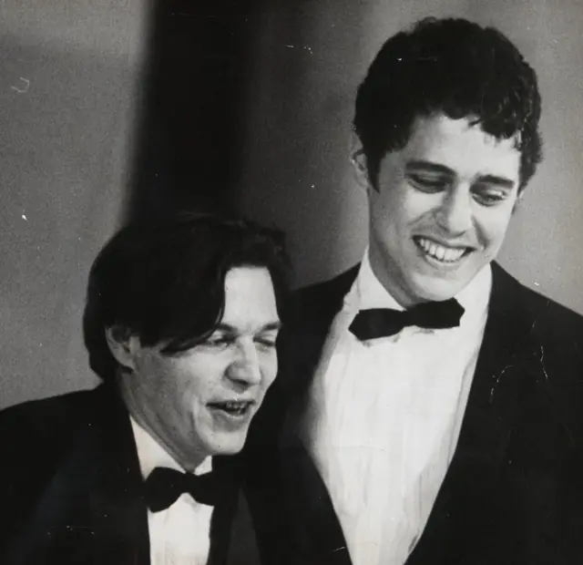 Tom Jobim e Chico Buarque no palco do Maracanãzinho, na final da etapa internacional do III Festival Internacional da Canção, de 1968