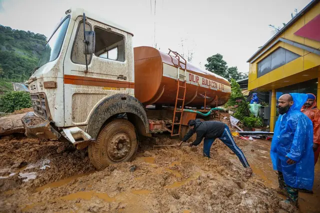 வயநாடு நிலச்சரிவு: 'இருவர் உயிரிழப்பு.. 7 பேரை காணவில்லை' - என்ன நடக்கிறது?
