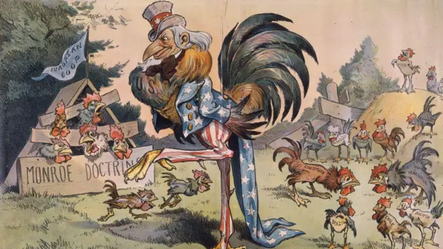 A caricatura retrata o Tio Sam como um galo grande, enquanto outros galos andam livremente representando os países da América do Sul, e as nações europeias são representadas por aves em um galinheiro com a inscrição "Doutrina Monroe".