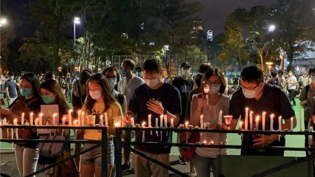 今年香港市民仍然可以用烛光点亮维园悼念，但很多人担心《国安法》实施后，悼念晚会将难以举行。